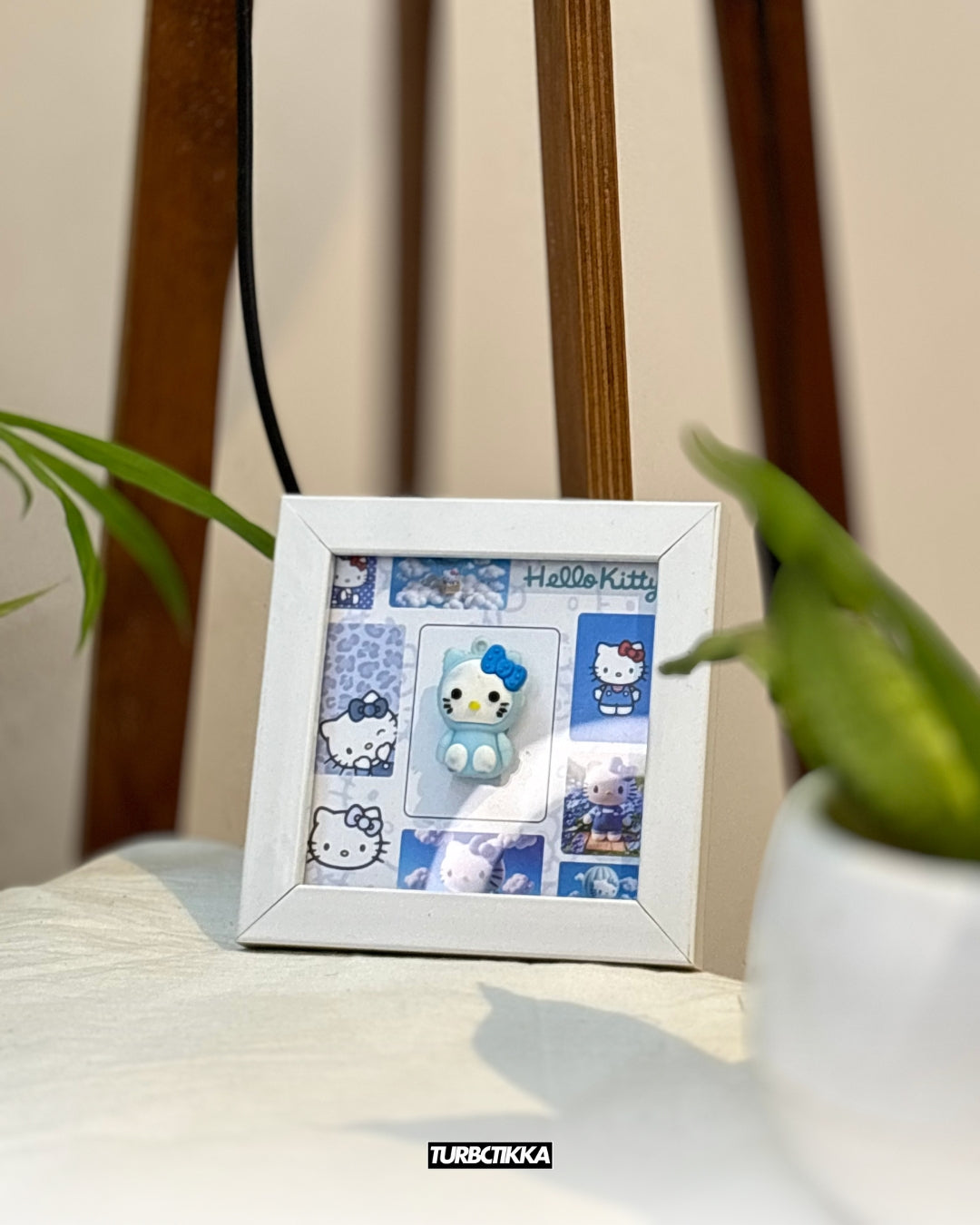 Hello Kitty Realistic Frame with Mini Action Figurine